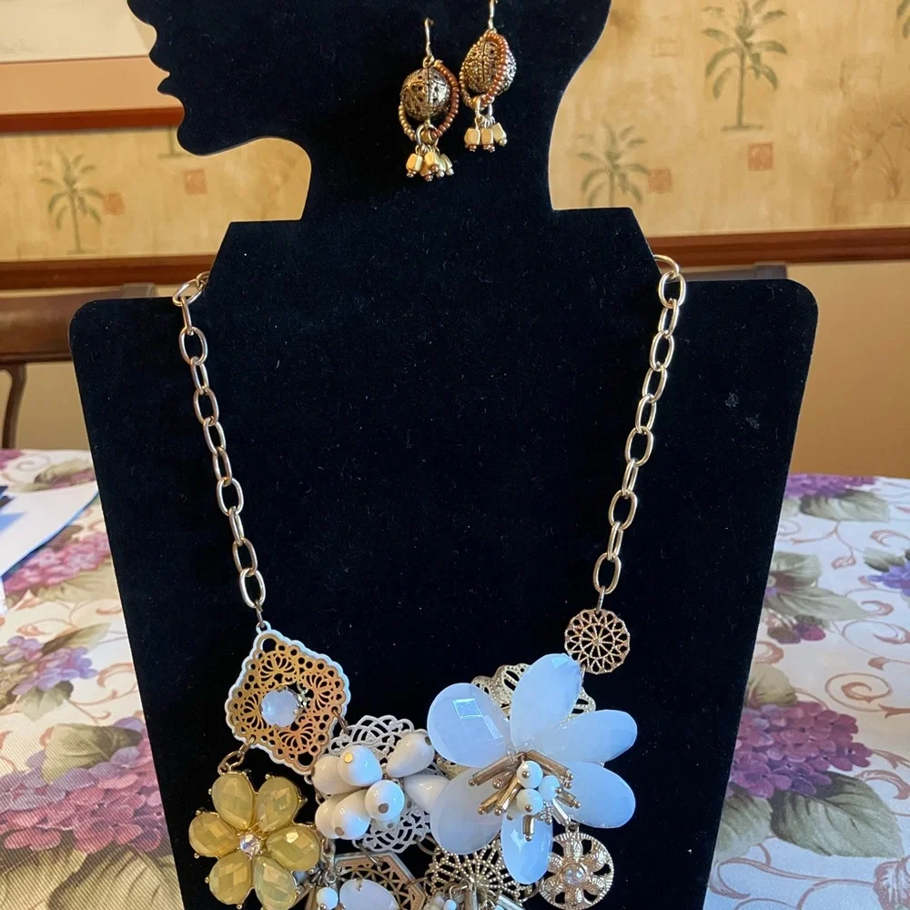 ———SOLD———-____\OPULENT FLORAL NECKLACE - Picture 10 of 12